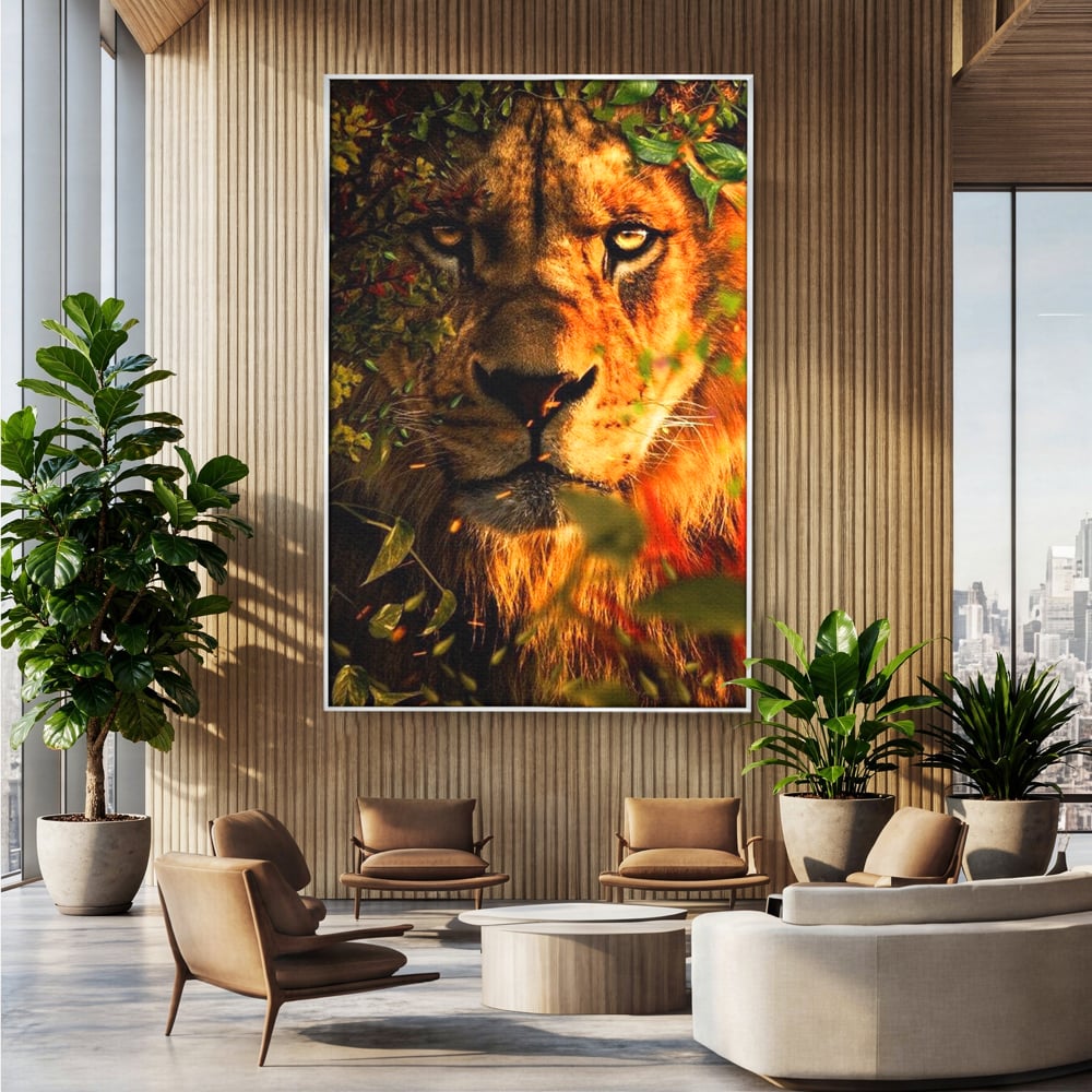 Tablou canvas cu tablou canvas cu leu mascat in frunzis, in rama de aluminiu argintiu, pe perete intr-un birou